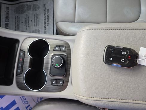 Used 2020 GMC Acadia SLT FWD image 9