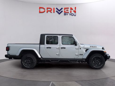 Used 2023 Jeep Gladiator Willys image 7
