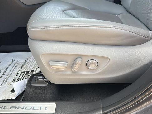 Used 2024 Toyota Highlander Limited image 15