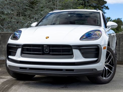 Certified 2025 Porsche Macan AWD/4WD image 7