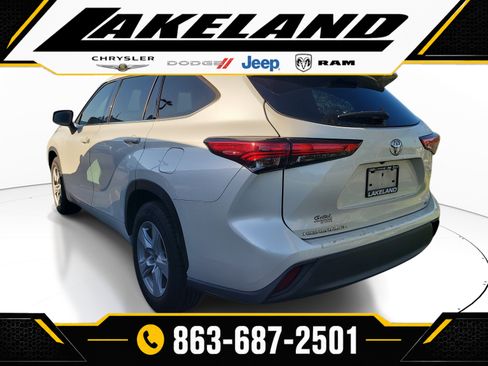 Used 2021 Toyota Highlander LE FWD image 6