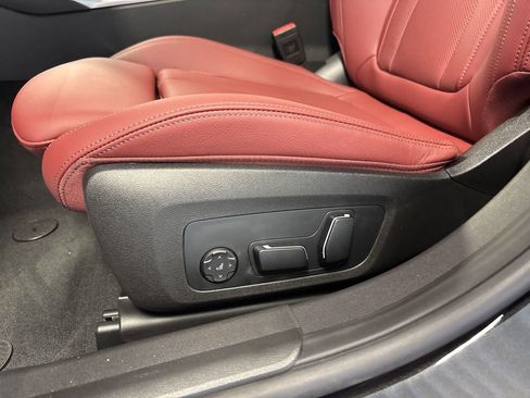 Used 2025 BMW 330i Sedan w/ M Sport Package image 13