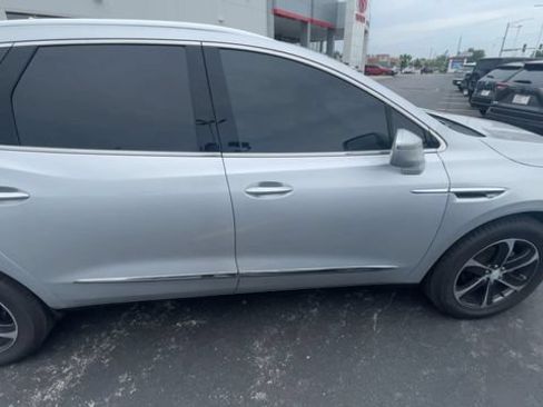 Used 2020 Buick Enclave Essence w/ Sound and Sites Package AWD/4WD image 3