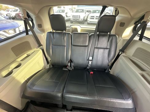 Used 2014 Chrysler Town & Country Touring image 13