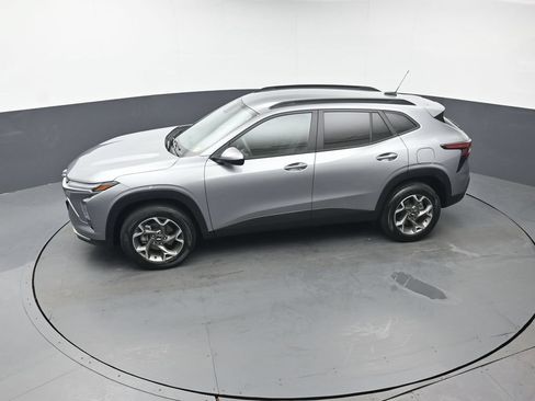 Used 2025 Chevrolet Trax LT FWD image 31