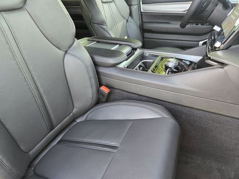 New 2026 Jeep Grand Wagoneer Limited AWD/4WD image 8