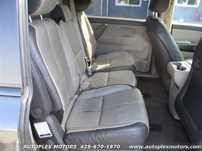 Used 2016 Kia Sedona LX w/ LX Essentials Premium Package FWD image 17
