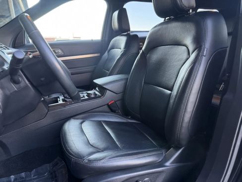 Used 2018 Ford Explorer XLT w/ Equipment Group 202A image 18