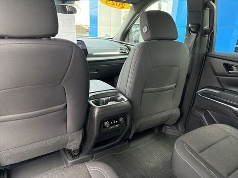 Used 2025 Chevrolet Traverse LT image 19