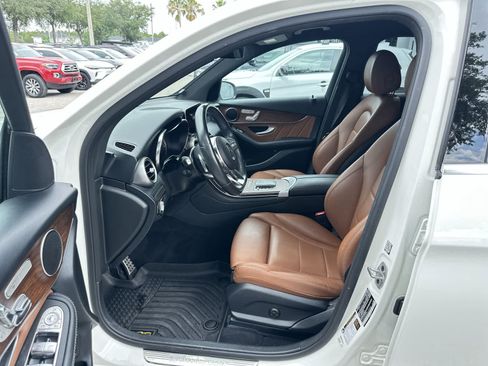 Used 2022 Mercedes-Benz GLC 300 image 2