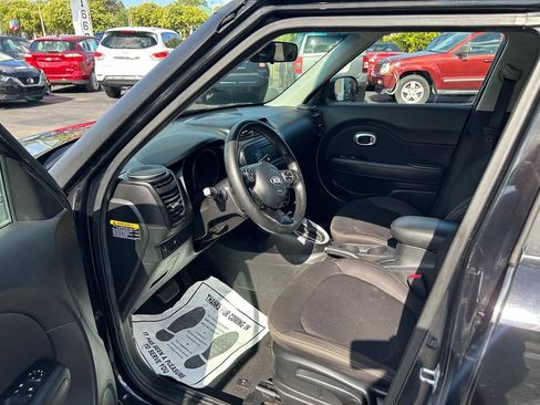 Used 2017 Kia Soul FWD image 12