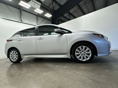 Used 2023 Nissan Leaf S image 3