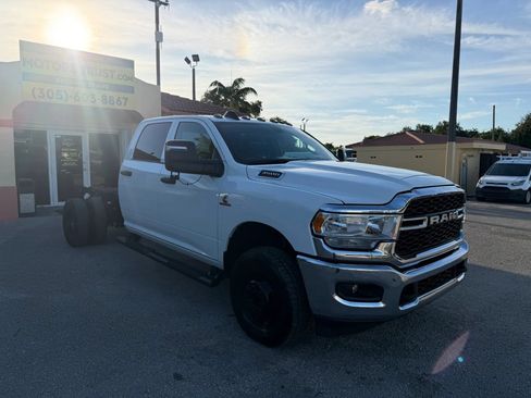Used 2024 RAM 3500 Tradesman w/ Chrome Appearance Group AWD/4WD image 7