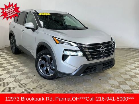 Used 2025 Nissan Rogue SV FWD image 3