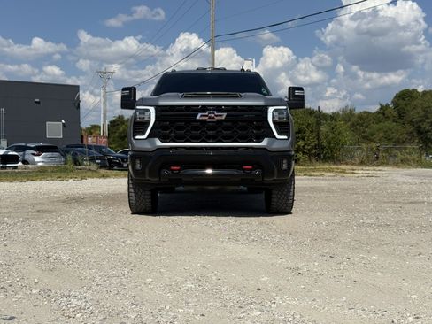 Used 2024 Chevrolet Silverado 2500 ZR2 w/ Technology Package AWD/4WD image 2