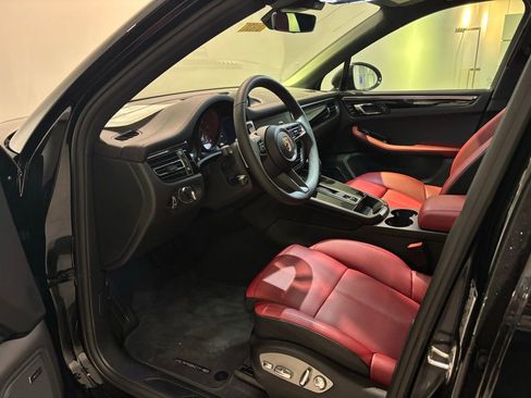 Certified 2025 Porsche Macan image 4