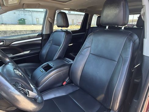Used 2019 Toyota Highlander XLE FWD image 14