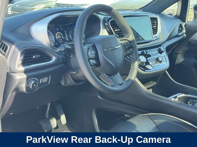 Used 2025 Chrysler Pacifica Limited FWD image 14