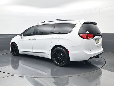 Used 2018 Chrysler Pacifica Limited w/ Advanced Safetytec Group FWD image 7