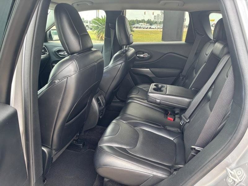 Used 2019 Jeep Cherokee Limited w/ Luxury Group AWD/4WD image 14
