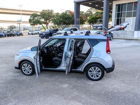 Used 2020 Kia Soul LX FWD image 11