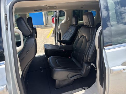 Used 2024 Chrysler Pacifica Touring-L FWD image 31