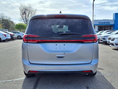 Used 2026 Chrysler Pacifica Select FWD image 6