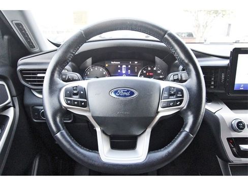 Used 2022 Ford Explorer XLT image 13
