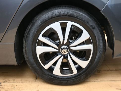 Used 2018 Toyota Prius Prime Plus FWD image 12