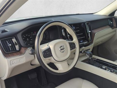 Used 2021 Volvo XC60 T5 Momentum w/ Premium Package FWD image 9