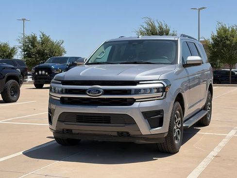 Used 2023 Ford Expedition XLT AWD/4WD image 3