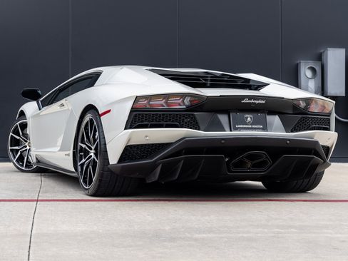 Used 2018 Lamborghini Aventador S image 7