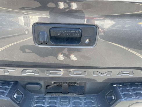 Used 2016 Toyota Tacoma SR image 17