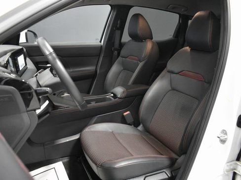 Certified 2025 Nissan Kicks SR image 5