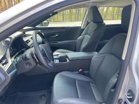 Used 2019 Lexus ES 350 w/ Premium Package FWD image 2