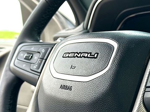 Used 2023 GMC Yukon XL Denali image 32