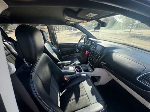 Used 2019 Dodge Grand Caravan SXT image 11