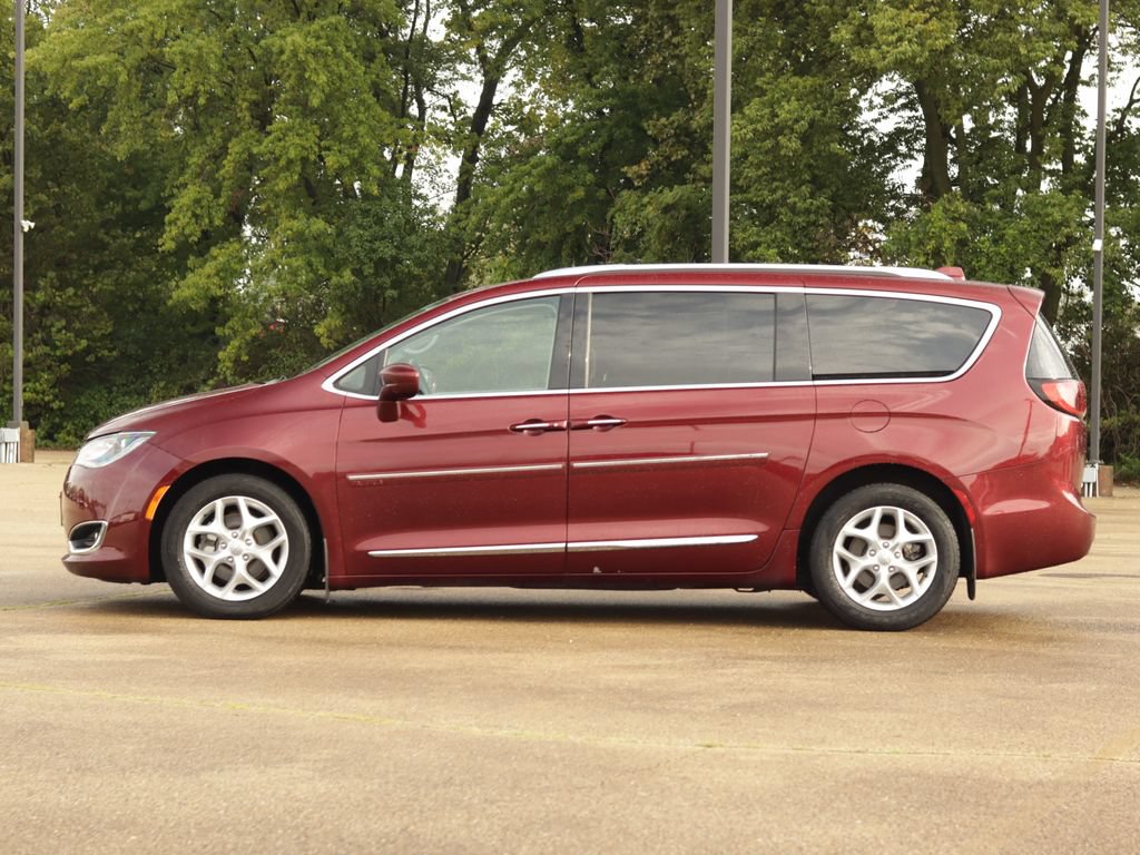 Used 2017 Chrysler Pacifica Touring-L Plus w/ Tire & Wheel Group FWD image 4