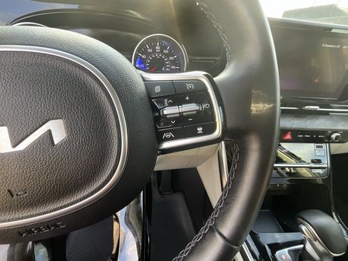 Used 2024 Kia Carnival EX image 13