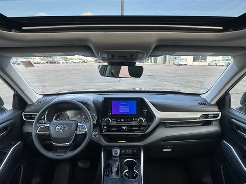 Used 2024 Toyota Highlander XLE FWD image 12