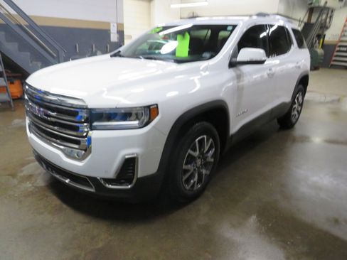 Used 2023 GMC Acadia SLE w/ Driver Convenience Package image 3