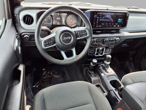 Used 2025 Jeep Wrangler Unlimited Sahara AWD/4WD image 4