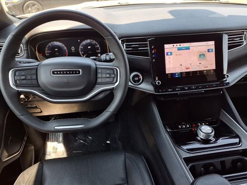 Used 2024 Jeep Wagoneer L Series II image 13