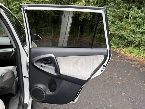 Used 2014 Toyota RAV4 EV image 43