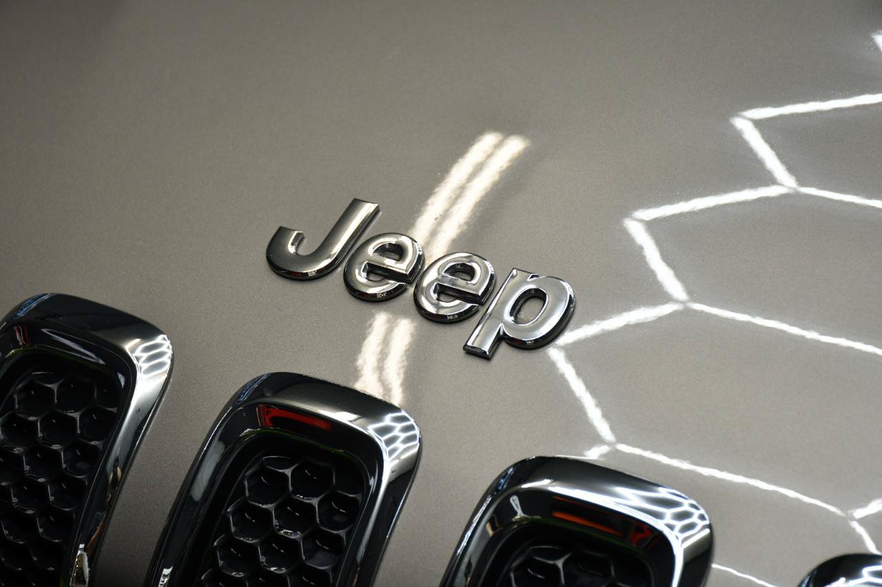Used 2016 Jeep Cherokee Limited AWD/4WD image 2