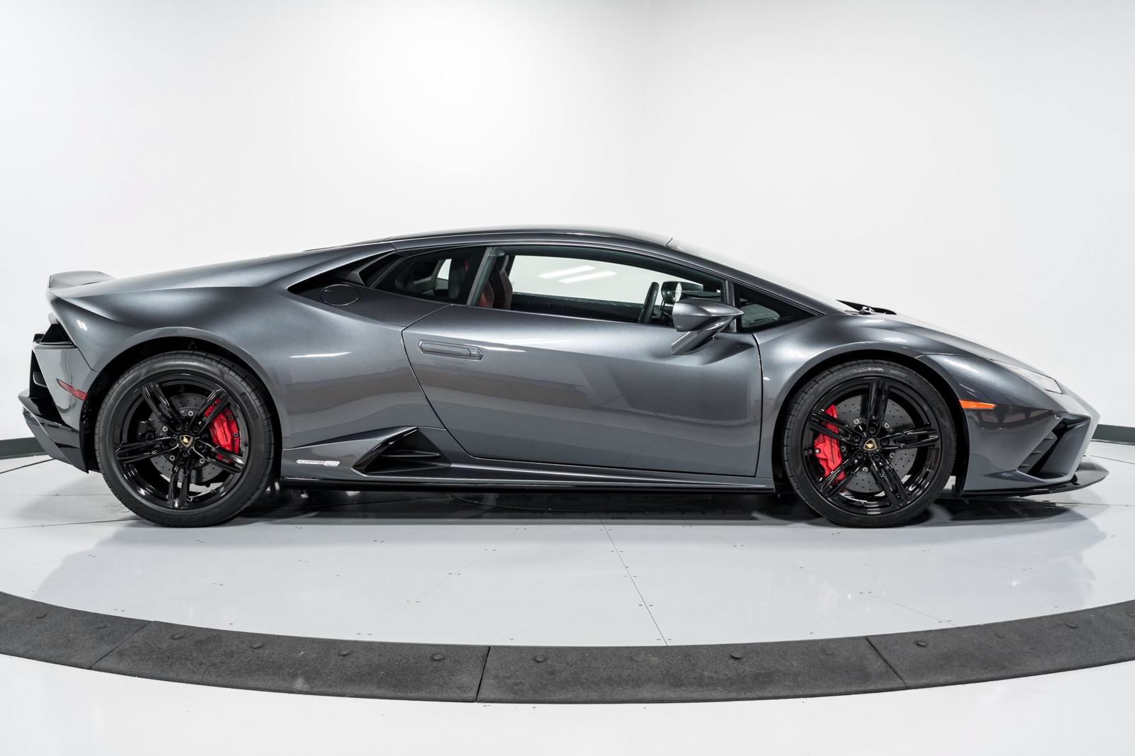 Used 2021 Lamborghini Huracan EVO RWD image 2
