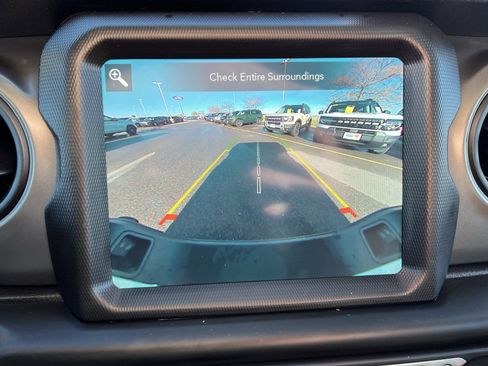 Used 2022 Jeep Gladiator Sport image 23