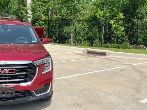 Used 2024 GMC Terrain SLE w/ Driver Convenience Package FWD image 3