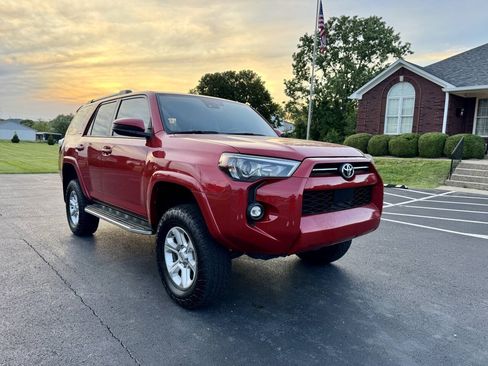 Used 2022 Toyota 4Runner SR5 AWD/4WD image 9