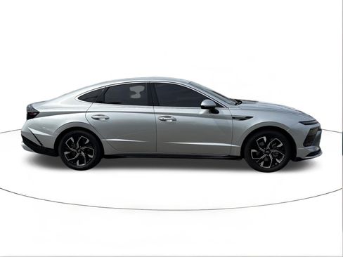 Used 2024 Hyundai Sonata SEL FWD image 2